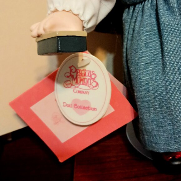 Precious Moments Teacher Doll First Edition #1414, Original Stand, with All Tags - Picture 9 of 9